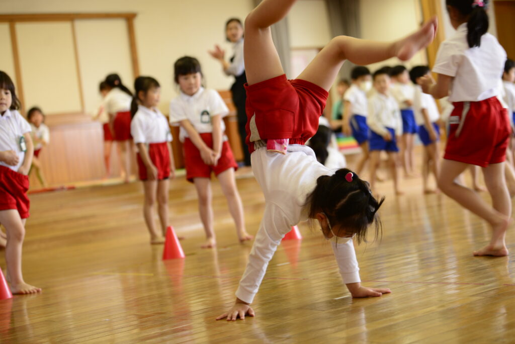 体操に取り組む子どもたち