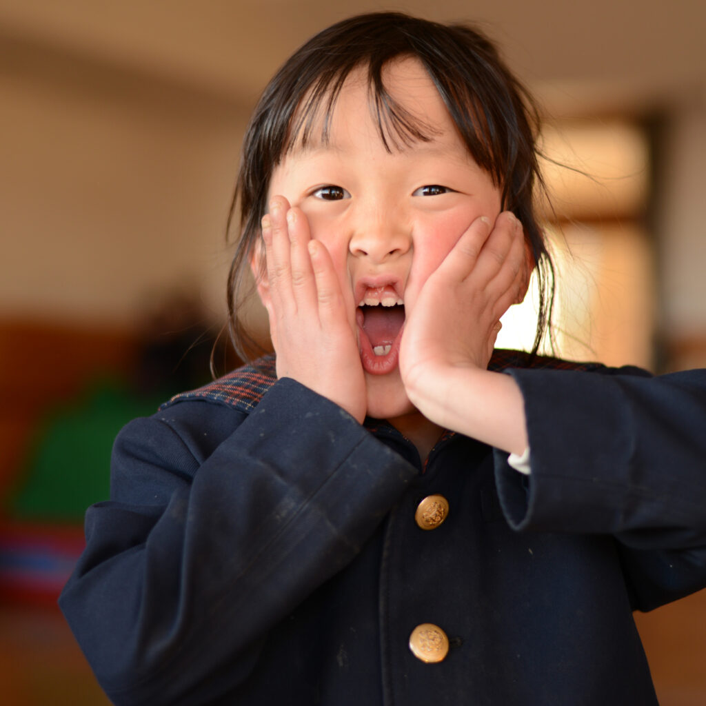 園で先生の話を聞く子どもの様子